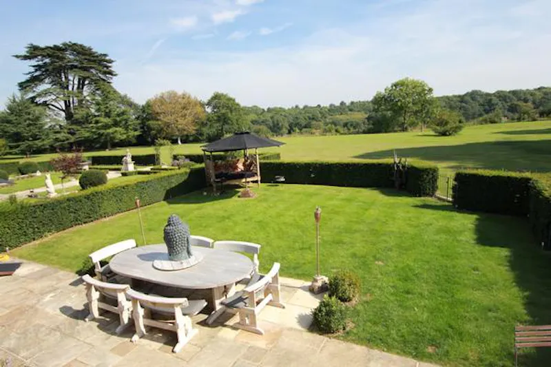 Garden at Apartment in Bayford mansion, A1443 (photo 26)