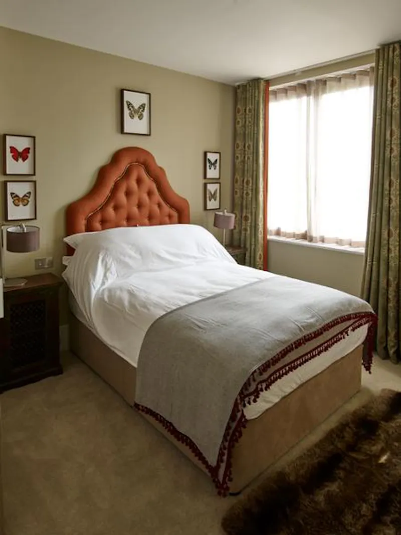 Bedroom at Cool Clapham mezzanine house, D2326 (photo 17)