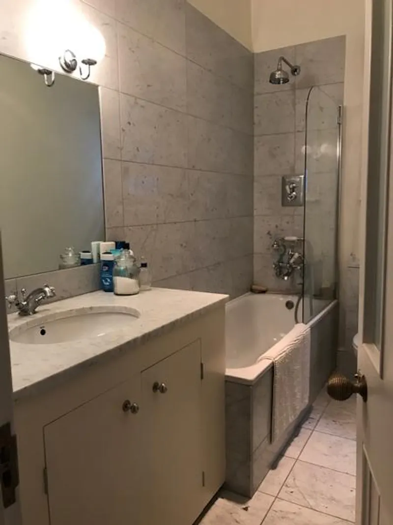 Bathroom at Acton family house, B1784 (photo 21)