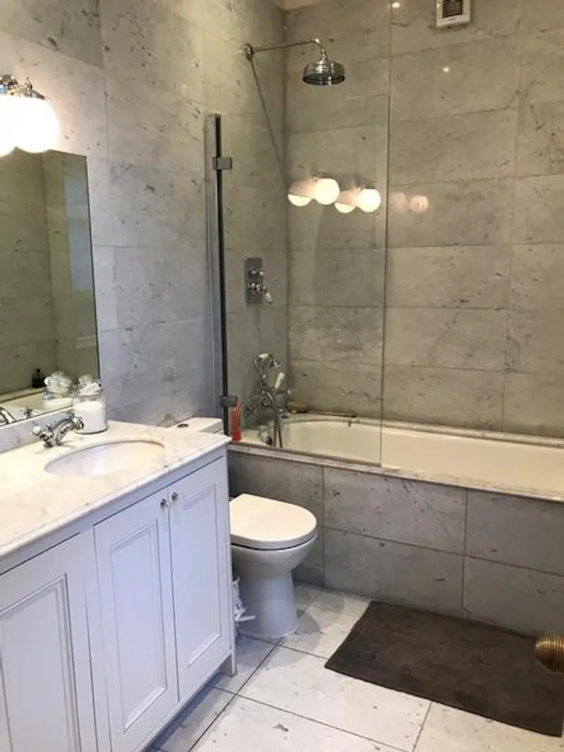 Bathroom at Acton family house, B1784 (photo 30)