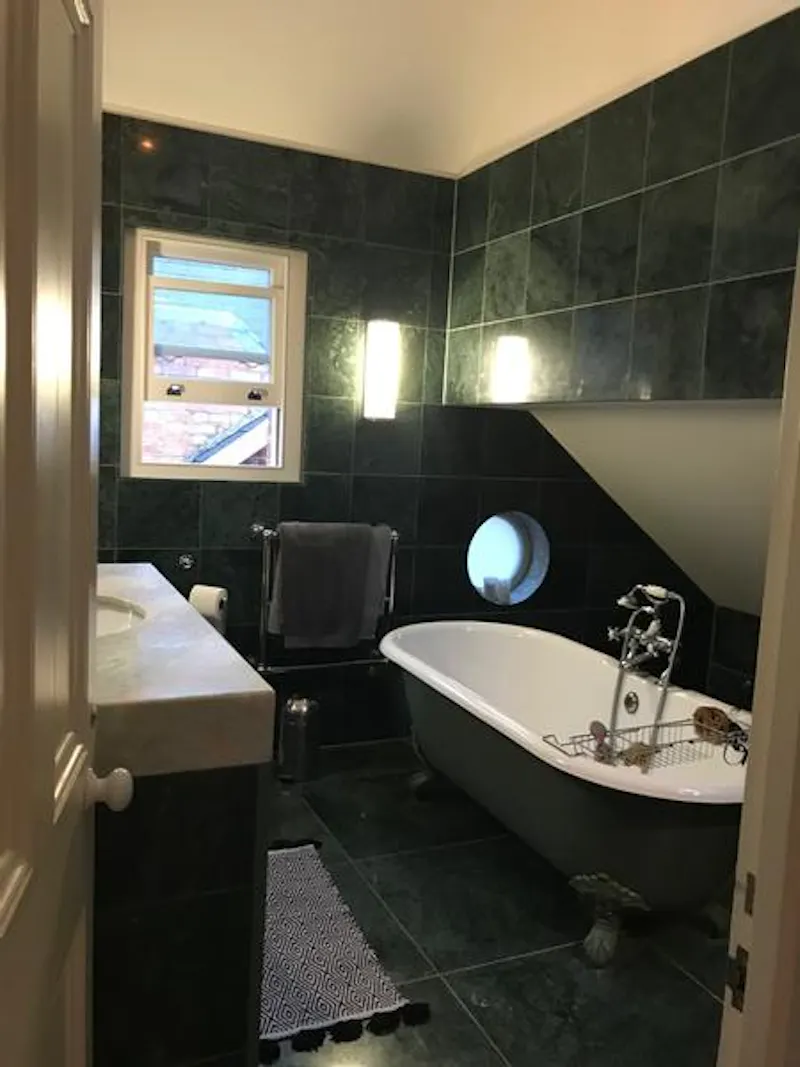 Bathroom at Acton family house, B1784 (photo 37)