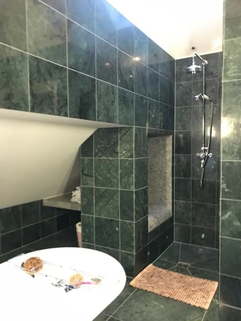Bathroom at Acton family house, B1784 (photo 51)