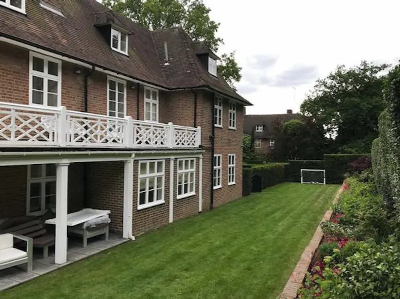 Balcony at Golders Green detached house, B1785 (photo 17)