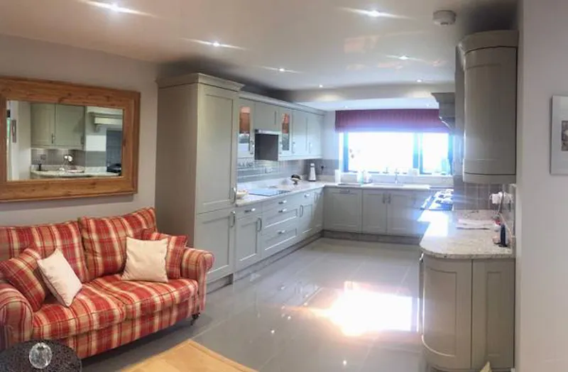 Kitchen at Film location D2327 in Surrey (photo 4)