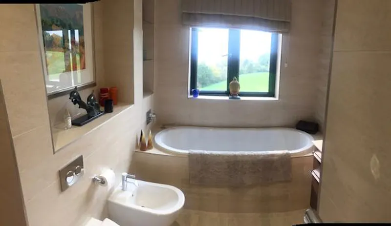 Bathroom at Film location D2327 in Surrey (photo 26)