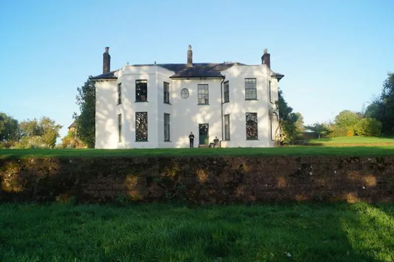 Faded Devon country house, A1446 (photo 1)
