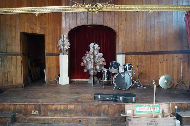 Stage at Faded Devon country house, A1446 (photo 5)