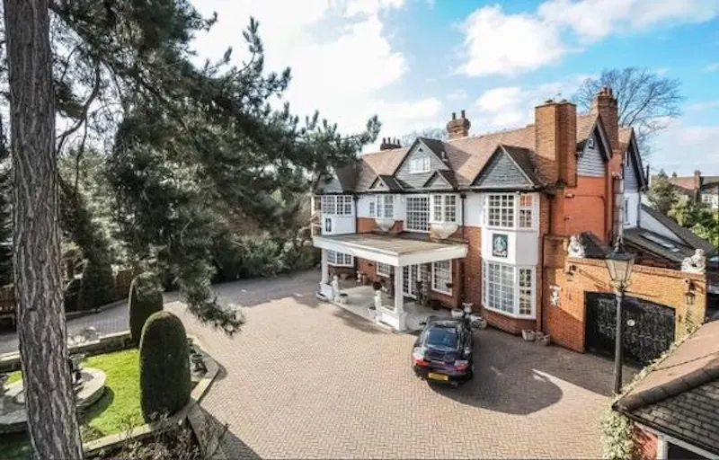 Driveway at South Woodford pool house, E444 (photo 1)