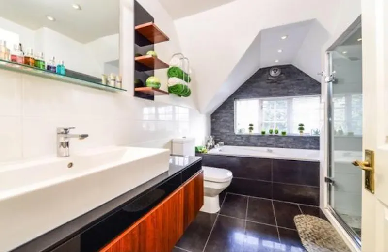 Bathroom at South Woodford pool house, E444 (photo 8)