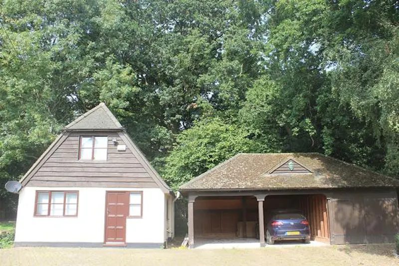 Garage at Cookham home with woodland , E445 (photo 28)