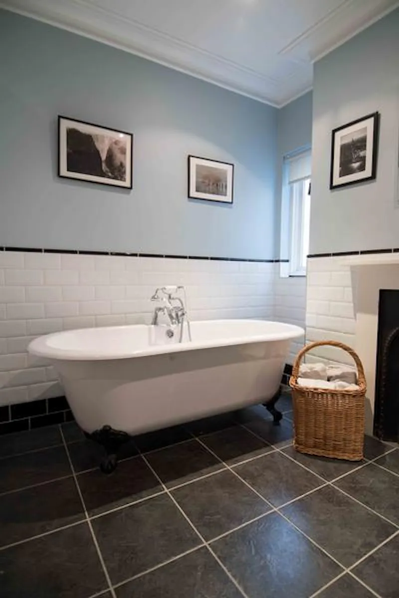 Bath - rolltop at Detached South Woodford house, B1787 (photo 11)