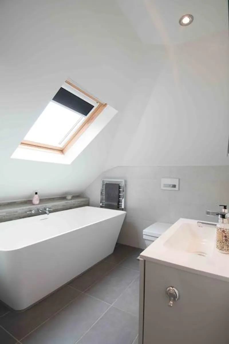Bath at Detached South Woodford house, B1787 (photo 15)