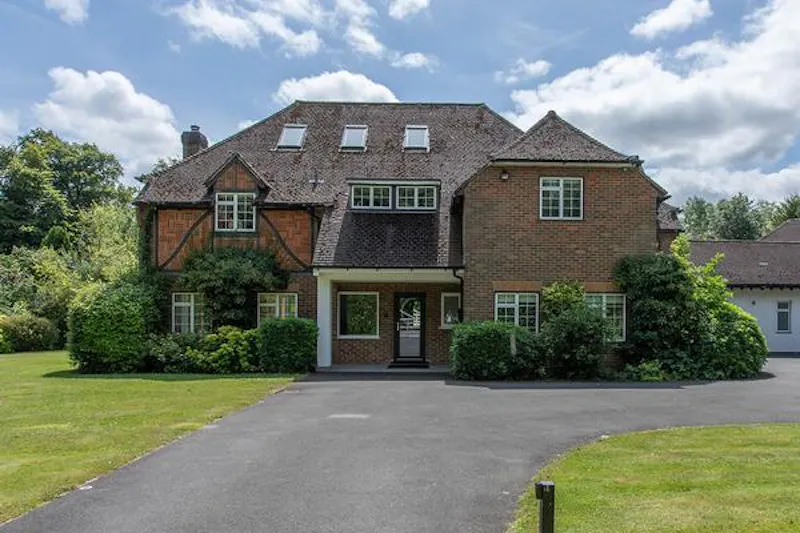 Driveway at Modern High Wycombe house, D2410 (photo 1)