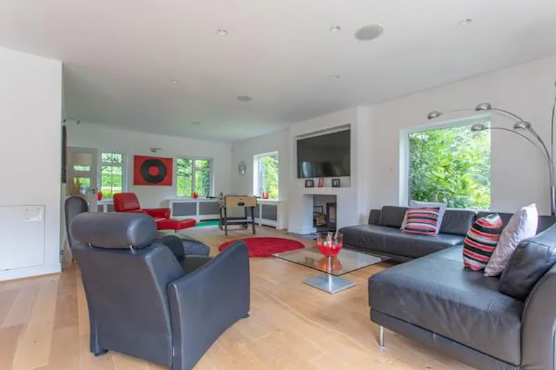 Living Room at Modern High Wycombe house, D2410 (photo 2)