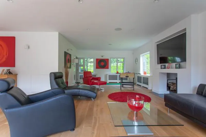 Modern High Wycombe house, D2410 (photo 3)