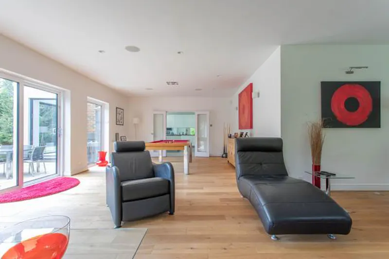 Modern High Wycombe house, D2410 (photo 5)