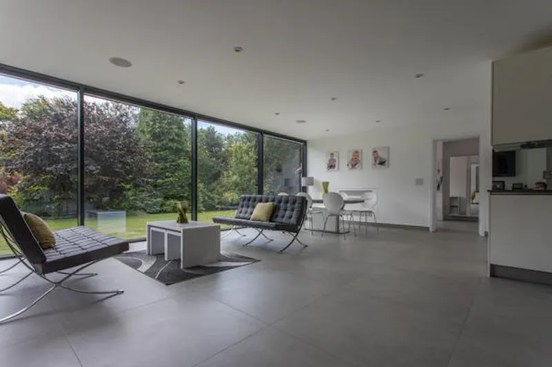 Modern High Wycombe house, D2410 (photo 8)