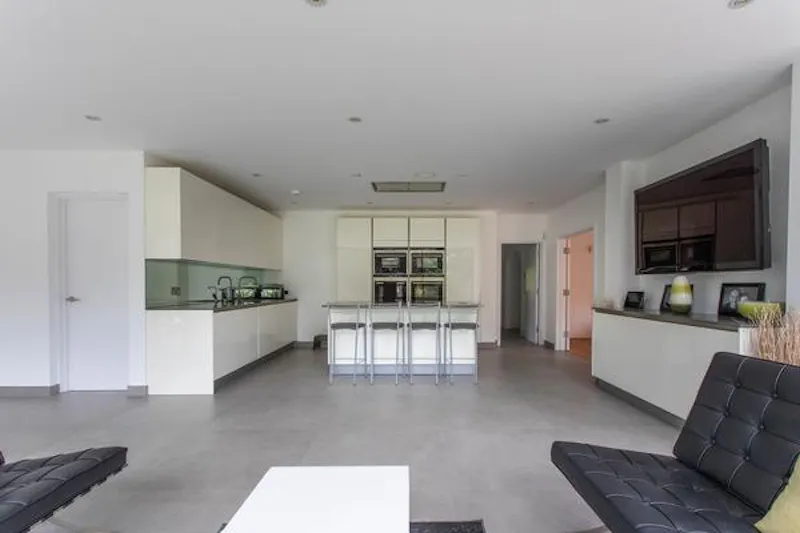 Open plan at Modern High Wycombe house, D2410 (photo 10)