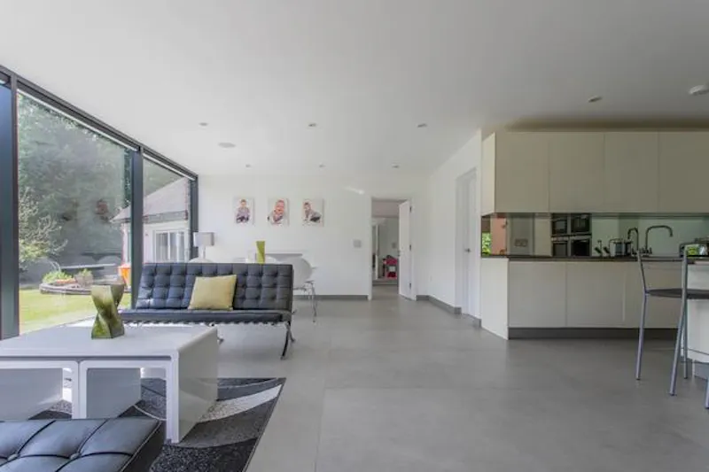 Modern High Wycombe house, D2410 (photo 11)