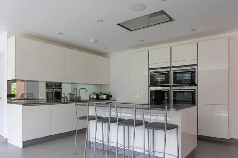 Modern High Wycombe house, D2410 (photo 12)