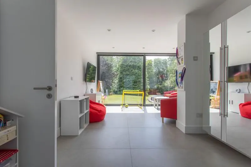 Modern High Wycombe house, D2410 (photo 16)