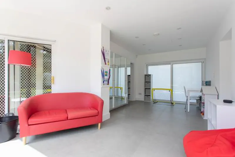 Modern High Wycombe house, D2410 (photo 17)