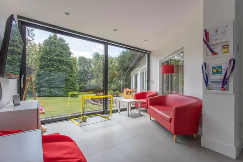 Modern High Wycombe house, D2410 (photo 18)