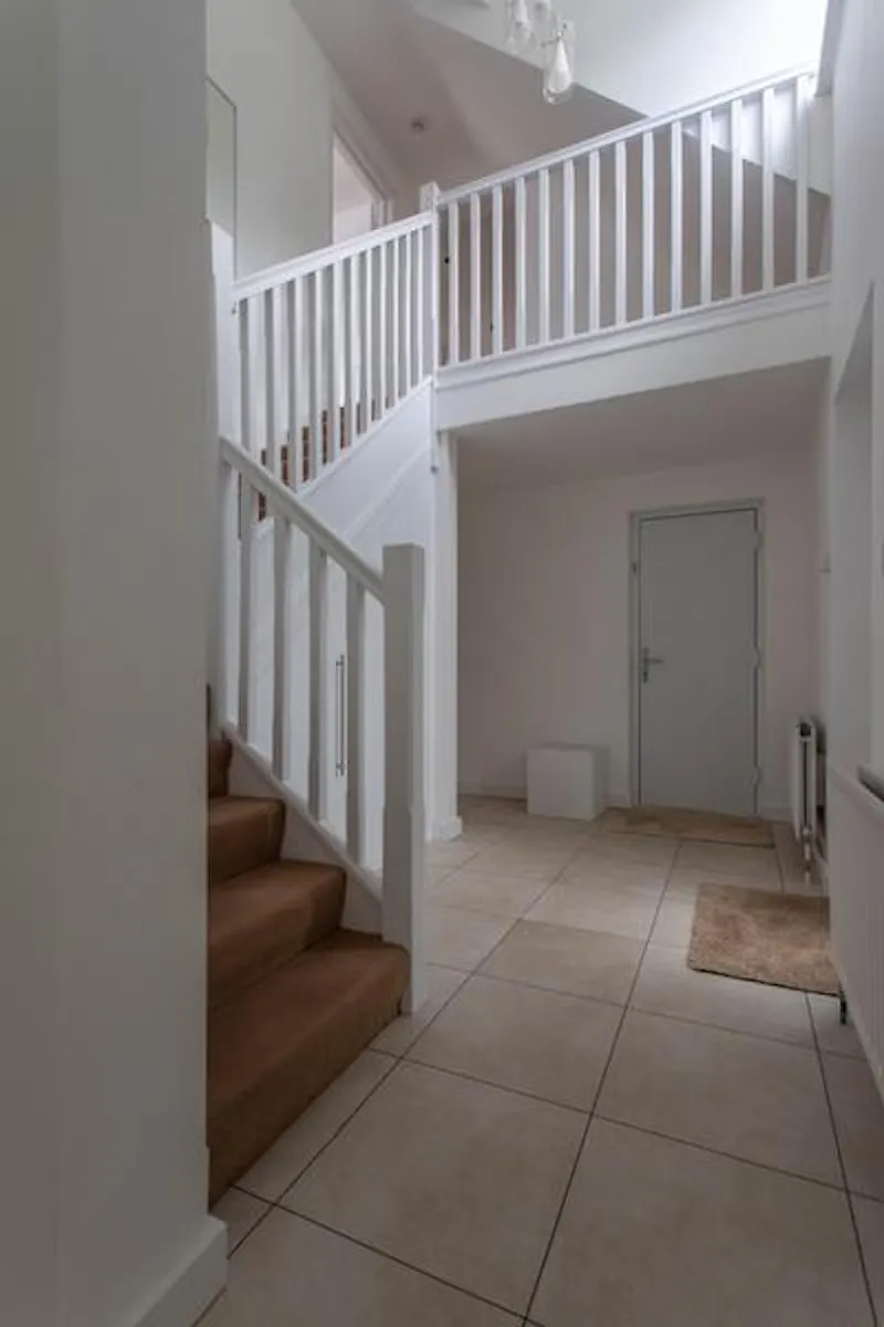 Modern High Wycombe house, D2410 (photo 23)