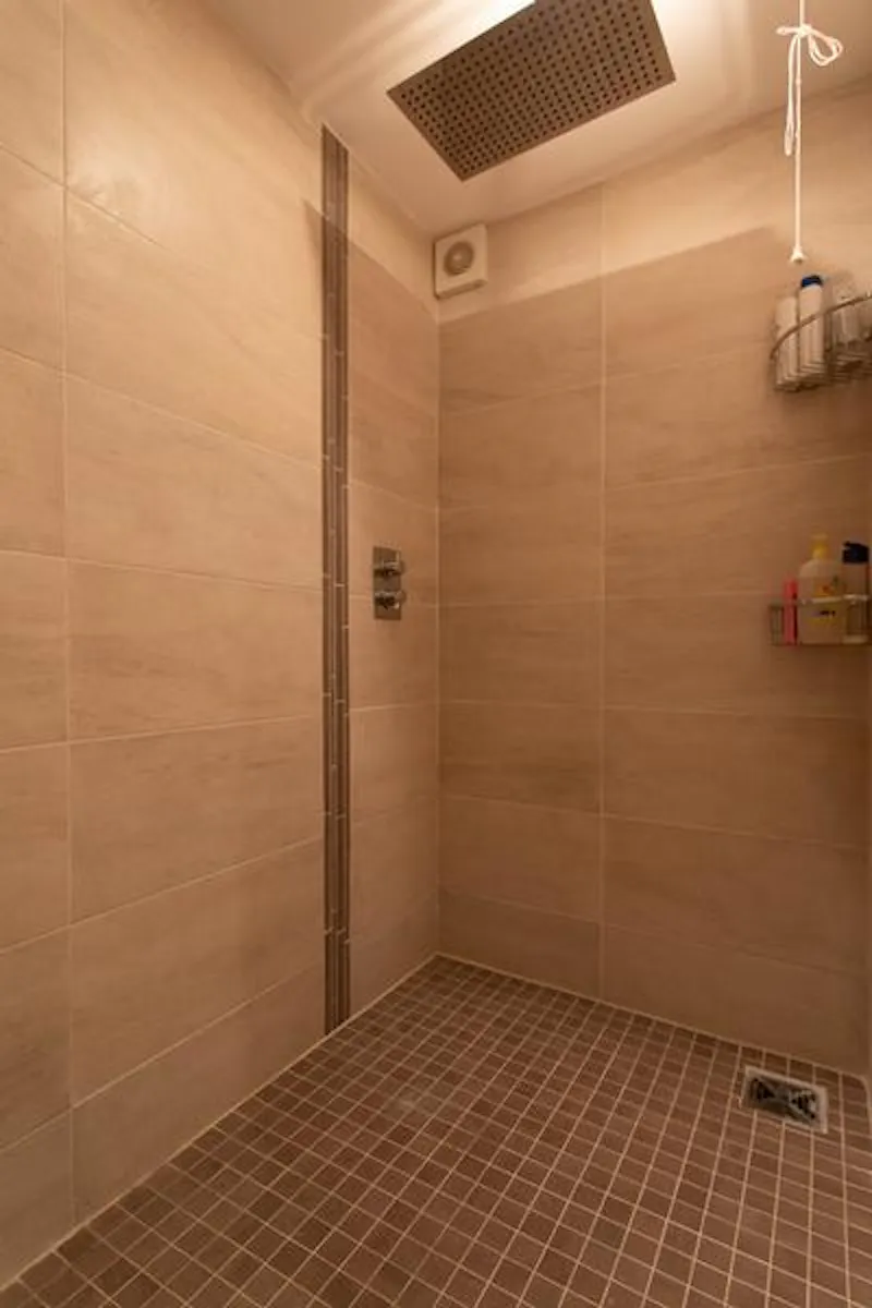 Shower at Modern High Wycombe house, D2410 (photo 34)