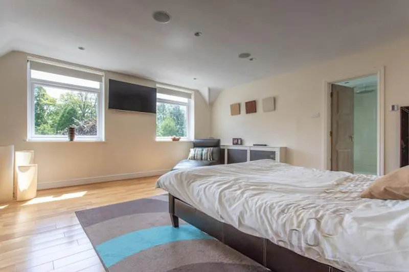 Modern High Wycombe house, D2410 (photo 25)