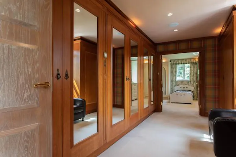 Dressing room at Modern High Wycombe house, D2410 (photo 27)