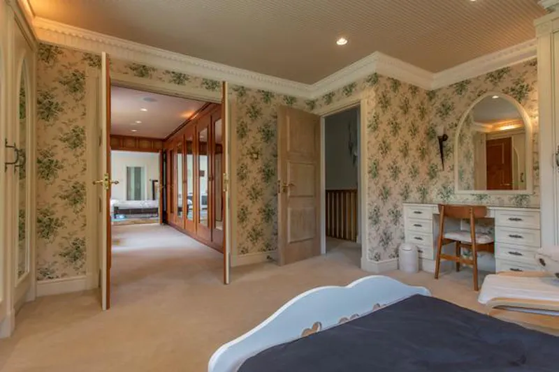 Modern High Wycombe house, D2410 (photo 40)