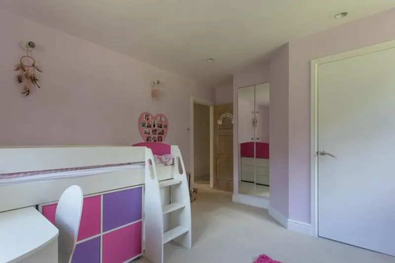 Modern High Wycombe house, D2410 (photo 46)