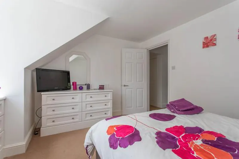 Modern High Wycombe house, D2410 (photo 49)