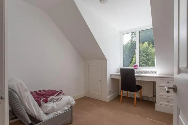 Modern High Wycombe house, D2410 (photo 50)