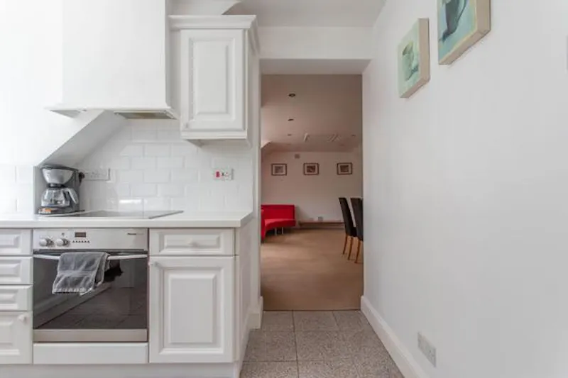 Modern High Wycombe house, D2410 (photo 59)