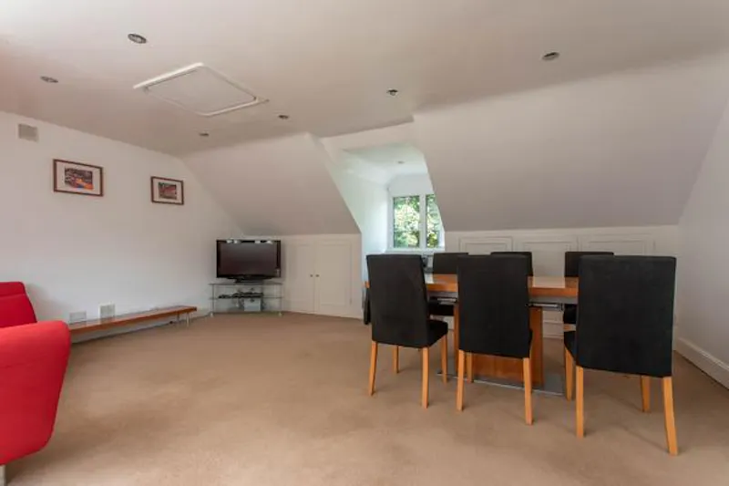 Modern High Wycombe house, D2410 (photo 60)