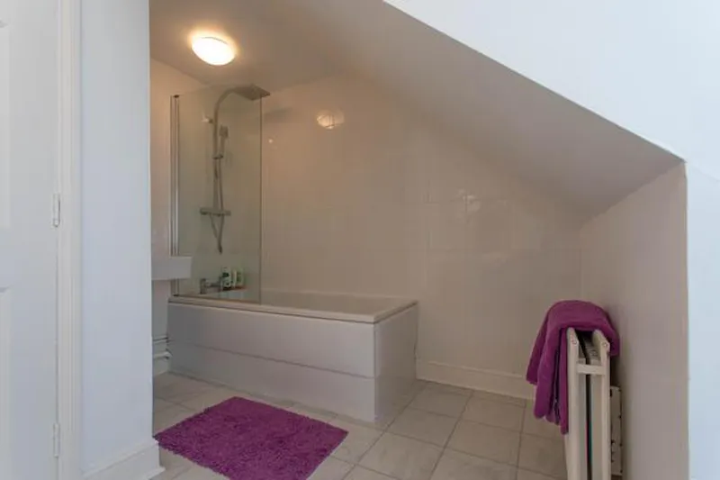 Modern High Wycombe house, D2410 (photo 63)