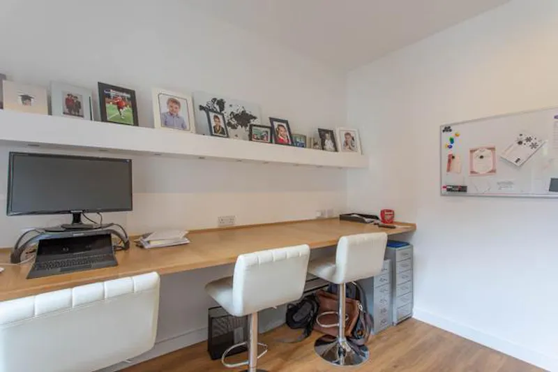 Modern High Wycombe house, D2410 (photo 54)