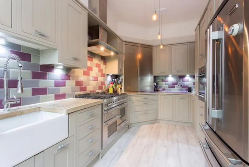 Kitchen at Colourful Bushey apartment, B1788 (photo 4)