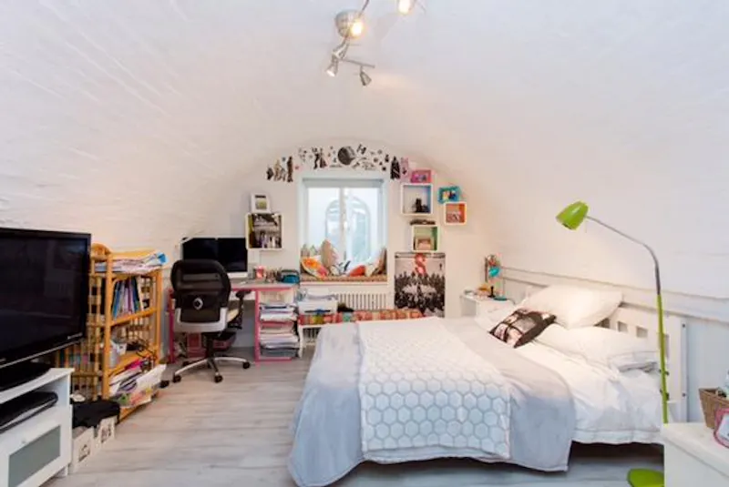 Bedroom at Colourful Bushey apartment, B1788 (photo 6)