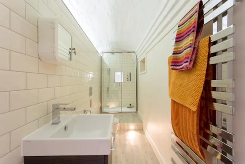 Bathroom at Colourful Bushey apartment, B1788 (photo 7)