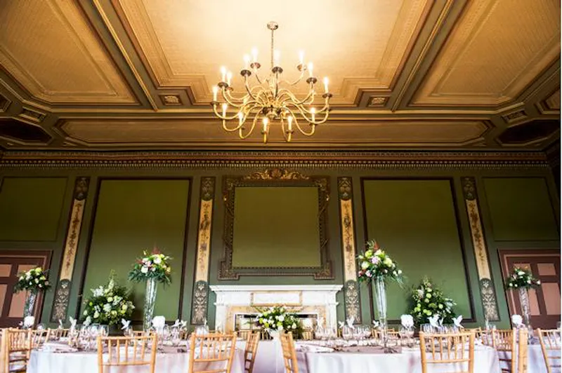 Dining room at Northampton country house, G299 (photo 3)
