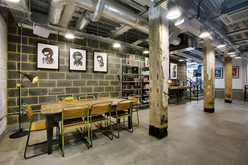 Open plan at London hairdressing academy, Q127 (photo 10)