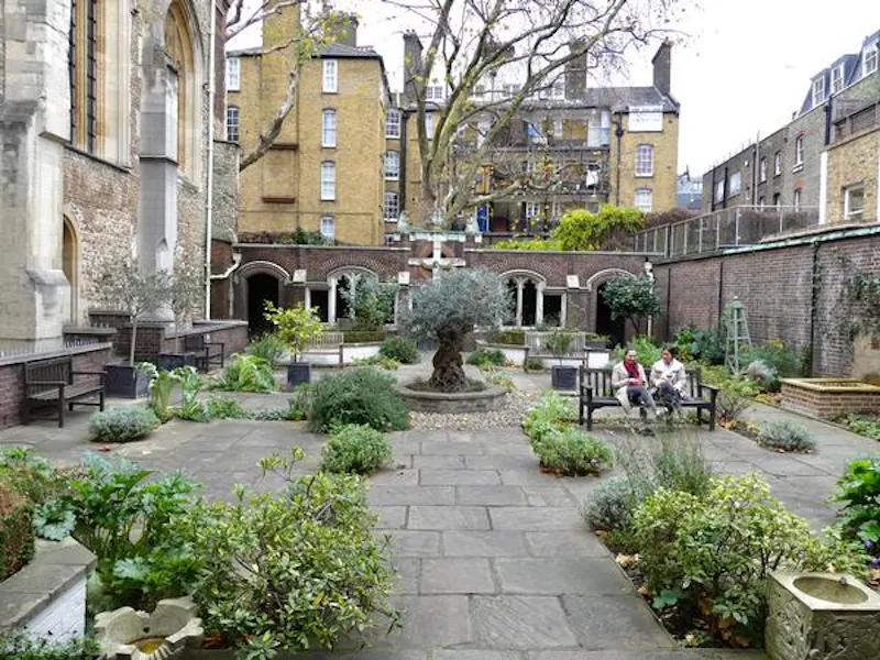 Garden at Norman gatehouse in Farringdon, P600 (photo 49)