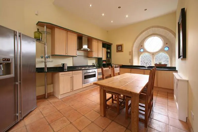 Kitchen at Film location Q128 in London (photo 3)
