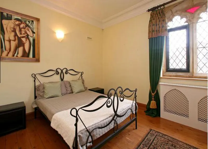 Bedroom at Film location Q128 in London (photo 7)
