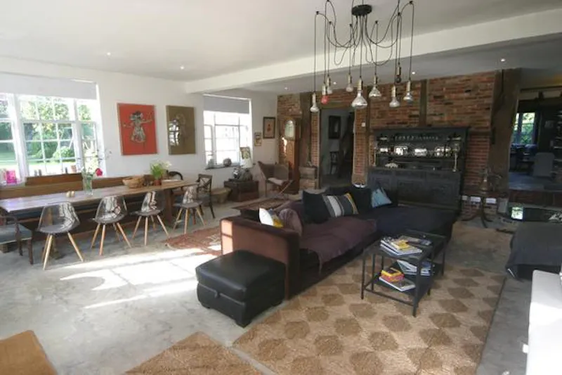 Living Room at Film location L671 in Hampshire (photo 2)