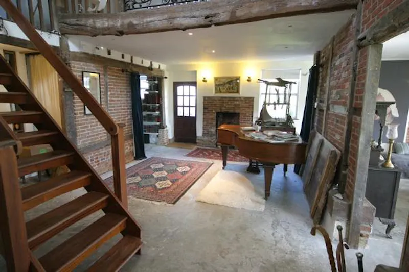 Piano at Film location L671 in Hampshire (photo 5)