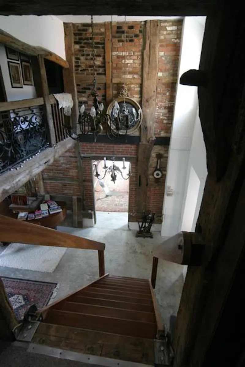 Staircase at Film location L671 in Hampshire (photo 10)